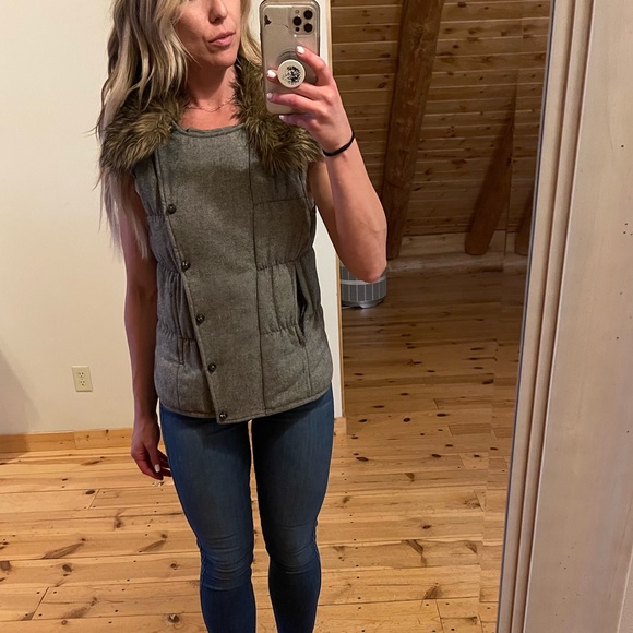 Adorable vest w fur collar - Picture 4 of 10